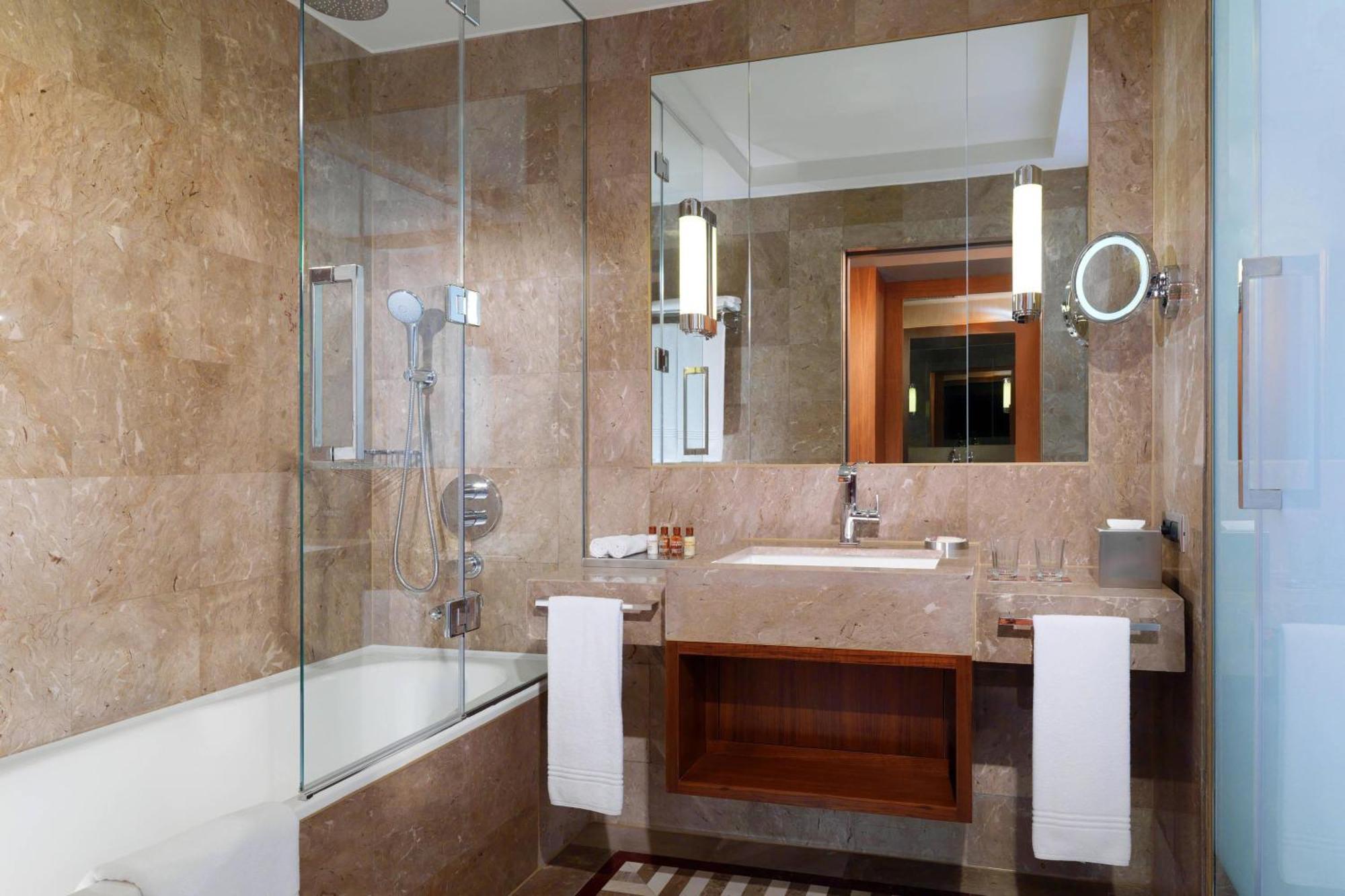 Sheraton Bursa Hotel Zewnętrze zdjęcie A bathroom in a hotel
