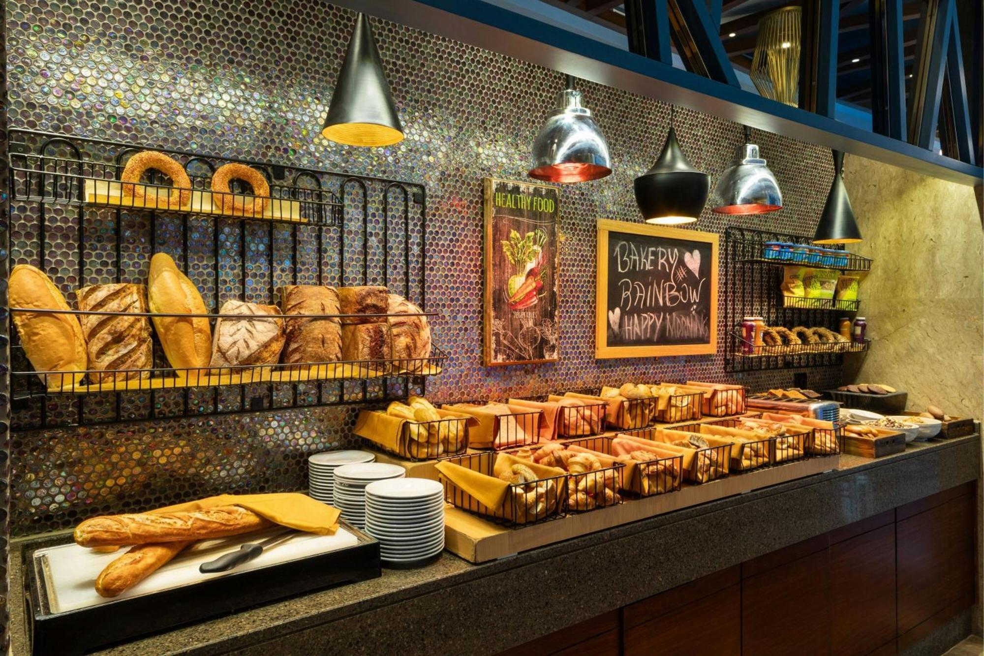 Sheraton Bursa Hotel Zewnętrze zdjęcie Bakery section at a restaurant